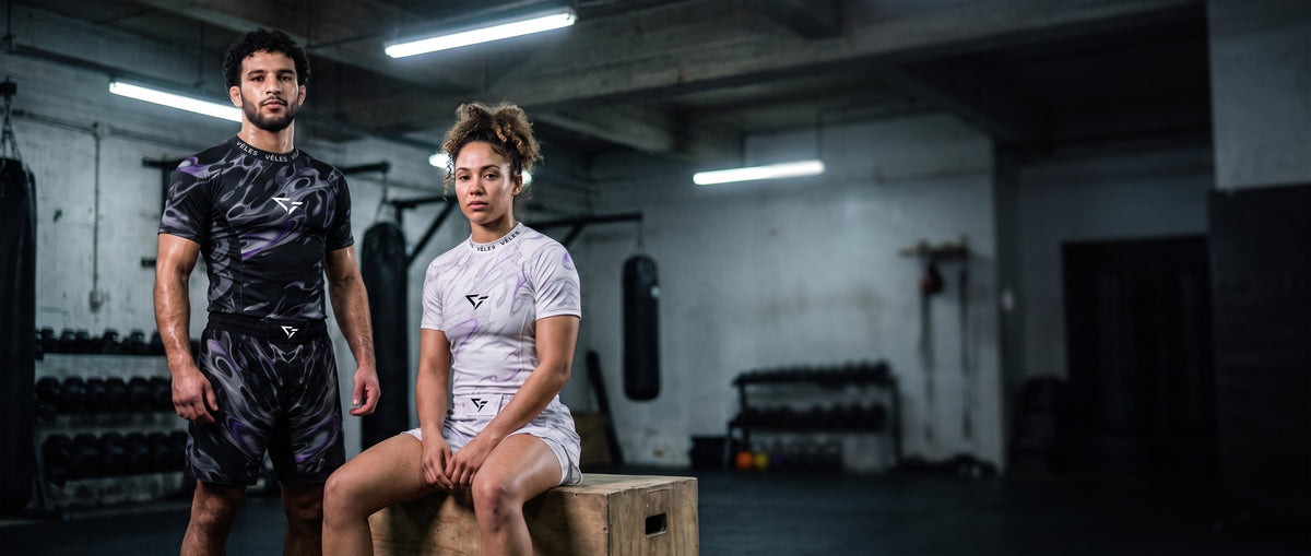 Athlètes portant la collection ÉGO dans une salle d'entraînement