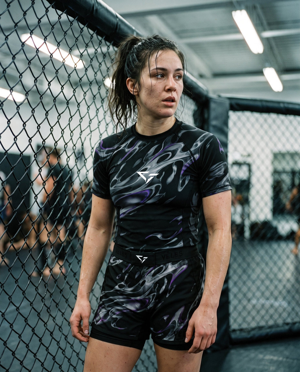 Athlète VÊLES en rashguard et short ÉGO