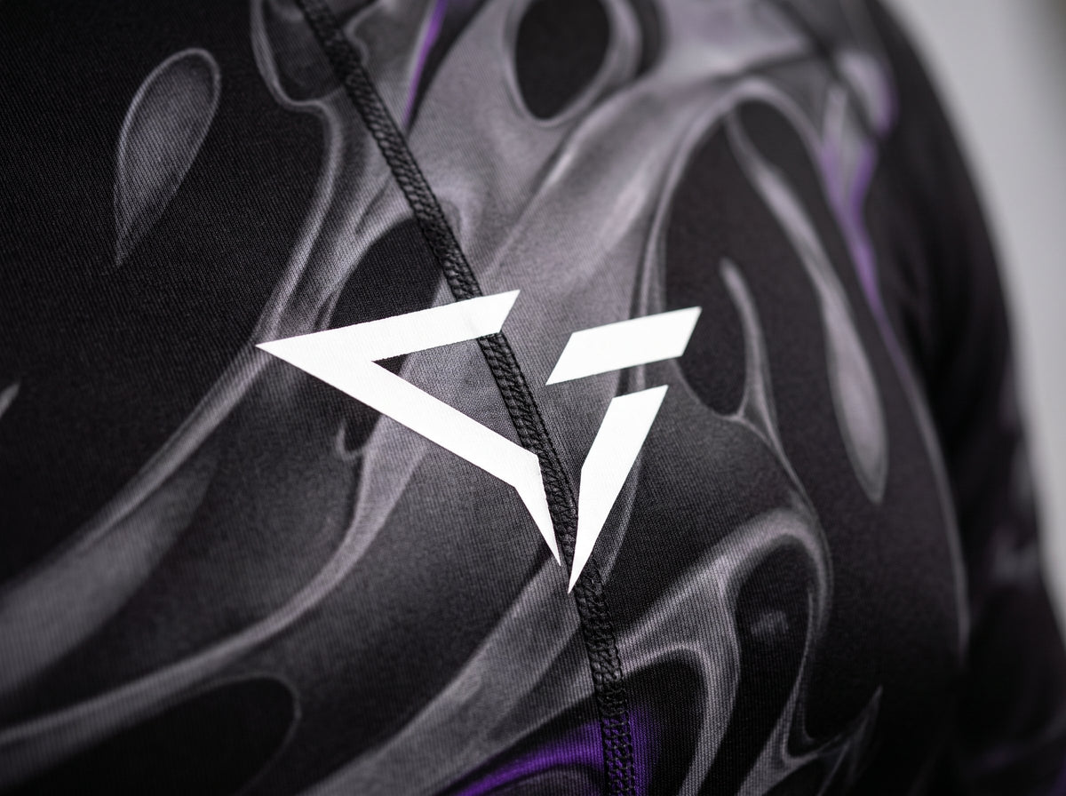 Rashguard ÉGO noir, détail du motif